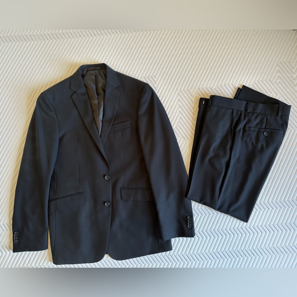 Kenneth Cole Reaction Black Men’s Suit | Jacket: 38R / Pants: 31x30
